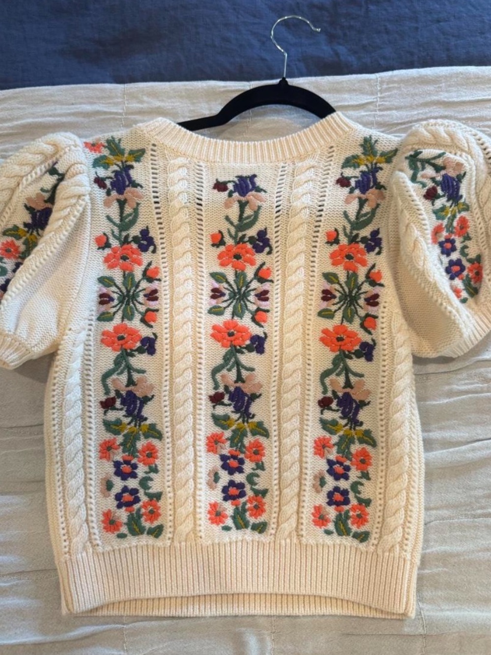 ALICE & Olivia White Puff-Sleeve Knit Top with Floral Embroidery - Picture 4 of 5